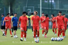 Các cầu thủ đội tuyển U23 Việt Nam có buổi tập trên sân vận động Lapangan tại Thủ đô Jakarta vào chiều 28/7. (Nguồn: VFF)