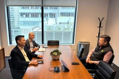 Đại sứ Đặng Hoàng Giang và Phó Chủ tịch Nasdaq Bob McCooey tại buổi làm việc. (Ảnh: TTXVN phát)