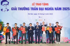 Phó Thủ tướng Nguyễn Chí Dũng và Giáo sư-Tiến sỹ Châu Văn Minh - Chủ tịch Viện Hàn lâm Khoa học và Công nghệ Việt Nam trao giải thưởng Trần Đại Nghĩa năm 2025 cho hai nhóm tác giả. (Ảnh: Hoàng Hiếu/TTXVN)