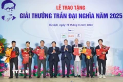 Phó Thủ tướng Nguyễn Chí Dũng và Giáo sư-Tiến sỹ Châu Văn Minh - Chủ tịch Viện Hàn lâm Khoa học và Công nghệ Việt Nam trao giải thưởng Trần Đại Nghĩa năm 2025 cho hai nhóm tác giả. (Ảnh: Hoàng Hiếu/TTXVN)