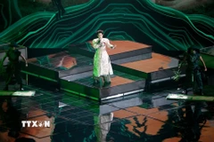 Đức Phúc biểu diễn ca khúc "Phù Đổng Thiên Vương" tại cuộc thi. (Ảnh: Trần Hải/TTXVN)