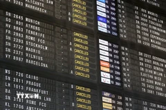Bảng thông tin chuyến bay tại Sân bay Brussels ở Zaventem (Bỉ). (Ảnh: THX/TTXVN)