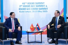 Thủ tướng Phạm Minh Chính gặp Thủ tướng Lào Sonexay Siphandone. (Ảnh: Dương Giang/TTXVN)