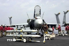 Hệ thống tên lửa không đối không tầm trung tiên tiến (AMRAAM) của Mỹ (phía trước) trên tàu sân bay USS Abraham Lincoln. (Ảnh: AFP/TTXVN)