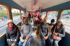 Du khách trên tàu leo núi ở thị trấn Chamonix (Pháp). (Ảnh: Nguyễn Thu Hà/TTXVN)