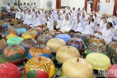 Lễ cúng thần linh tại thánh đường để bước vào lễ tịnh chay là nghi thức quan trọng trong tín ngưỡng tôn giáo của đồng bào Chăm theo đạo Hồi giáo tại tỉnh Ninh Thuận vào dịp đón Tết Ramưwan hằng năm. (Nguồn: Báo Nhân Dân)