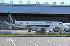 Máy bay của Hãng hàng không quốc gia Italy Alitalia tại sân bay Fiumicimo, Rome. (Ảnh: THX/TTXVN)
