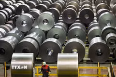 Thép cuộn tại một nhà máy ở Duisburg, miền Tây Đức. (Ảnh: AFP/TTXVN)