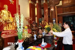 Chủ nhiệm Ủy ban Kiểm tra Trung ương Nguyễn Duy Ngọc dâng hương tưởng niệm Chủ tịch Hồ Chí Minh tại Nhà tưởng niệm của Người trên đỉnh đèo De (xã Phú Đình). (Ảnh: Trần Trang/TTXVN)