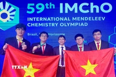 Cả bốn học sinh tham dự Olympic Hóa học Quốc tế Mendeleev lần thứ 59 đều đoạt huy chương. (Ảnh: TTXVN phát)