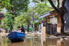 Nước sông Hương đang lên, nguy cơ ngập lụt trở lại ở thành phố Huế