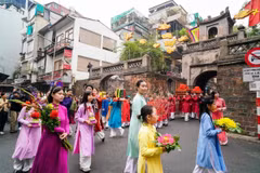 Diễu hành cổ phục Việt trên phố cổ Hà Nội trong chương trình "Tết Việt-Tết phố 2025," sáng 20 tháng Chạp năm Giáp Thìn. (Ảnh: Khánh Hòa/TTXVN)