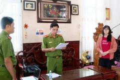 Cơ quan điều tra tống đạt quyết định tố tụng đối với bị can Thúy. (Nguồn: Công an nhân dân)