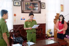 Cơ quan điều tra tống đạt quyết định tố tụng đối với bị can Thúy. (Nguồn: Công an nhân dân)