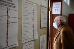 Một người dân đến bỏ phiếu trong cuộc bầu cử tổng thống tại Lisbon (Bồ Đào Nha), ngày 18/1/2026. (Nguồn: Reuters)