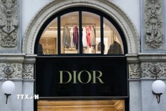 Biểu tượng hãng thời trang Dior tại cửa hàng ở Milan (Italy). (Ảnh: Getty Images/ TTXVN)