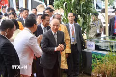 Quốc vương Norodom Sihamoni tham quan các gian hàng trưng bày sản phẩm nông nghiệp, thủ công mỹ nghệ và thành tựu sản xuất nông nghiệp của địa phương. (Ảnh: Quang Anh/TTXVN)