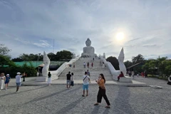 Du khách chiêm bái Tượng Phật Big Buddha trên đỉnh đồi Nakkerd ở Phuket (Thái Lan). (Ảnh: TTXVN phát)