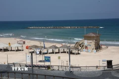 Cảnh vắng vẻ tại một bãi biển ở Tel Aviv, Israel khi chính phủ nước này ban bố tình trạng khẩn cấp, ngày 13/6/2025. (Ảnh: THX/TTXVN)