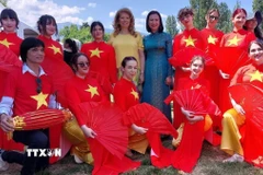 Phó Tổng thống Bulgaria Iliyana Yotova (thứ tư, trái) cùng Đại sứ Việt Nam tại Bulgaria Nguyễn Minh Nguyệt (thứ năm, trái) và các nữ cán bộ đại diện Đại sứ quán Việt Nam trong tà áo dài truyền thống của Việt Nam. (Ảnh: TTXVN)