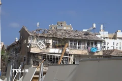 Khu dân cư ở Bat Yam gần Tel Aviv (Israel) bị trúng tên lửa hôm 14/6, gây thiệt hại nặng nề với chín người thiệt mạng và gần 200 người bị thương. (Ảnh: Thanh Bình/TTXVN)