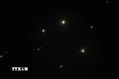 Các vệt sáng trên bầu trời thành phố Nablus, Bờ Tây khi Iran phóng tên lửa vào lãnh thổ Israel tối 14/6/2025. (Ảnh: THX/TTXVN)