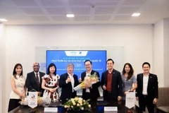 Ông Ricky Tan - Tổng Giám đốc KinderWorld (thứ tư, trái) đánh giá cao định hướng phát triển đô thị bền vững của Novaland và giá trị của Aqua City.