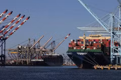 Cảng container hàng hóa Los Angeles ở California (Mỹ). (Ảnh: THX/TTXVN)