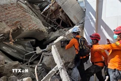 Lực lượng cứu hộ tìm kiếm nạn nhân tại hiện trường vụ sập trường học ở Đông Java (Indonesia) ngày 2/10/2025. (Ảnh: THX/TTXVN)