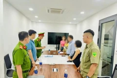 Cơ quan Cảnh sát điều tra-Công an thành phố Huế đọc lệnh khám xét tại Công ty Cổ phần Dịch vụ Tư vấn Môi trường Hải Âu trước sự chứng kiến của đại diện công ty. (Nguồn: Công Thương)