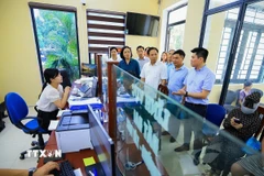 Đoàn kiểm tra tình hình hoạt động tại một trung tâm phục vụ hành chính công. (Ảnh: Trọng Đạt/TTXVN)