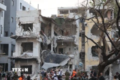 Tòa nhà tại Tel Aviv (Israel) bị hư hại sau cuộc tấn công bằng tên lửa của Iran. (Ảnh: THX/TTXVN)