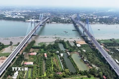Cầu Mỹ Thuận 1 (trái) và Mỹ Thuận 2 bắc qua sông Tiền nối hai tỉnh Tiền Giang và Vĩnh Long. (Ảnh: Hồng Đạt/TTXVN)