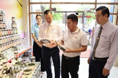 Đại biểu tham quan gian hàng của doanh nghiệp tỉnh Ninh Thuận trưng bày tại Showroom Xuất khẩu, Quận 1 (Thành phố Hồ Chí Minh). (Ảnh: Xuân Anh/TTXVN)