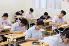 Học sinh Hà Nội dự thi vào lớp 10. (Ảnh: Thanh Tùng/TTXVN)