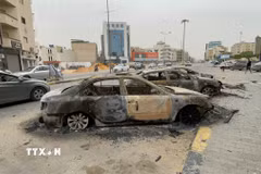 Phương tiện bị phá hủy do xung đột tại Tripoli (Libya) ngày 13/5/2025. (Ảnh: THX/TTXVN)