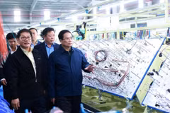 Thủ tướng Phạm Minh Chính tham quan dây chuyền sản xuất của một doanh nghiệp ở Quảng Nam hồi tháng trước. (Ảnh: Dương Giang/TTXVN)