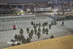 Binh sỹ Hàn Quốc được triển khai bên ngoài Tòa nhà Quốc hội ở Seoul, sau khi Tổng thống Yoon Suk Yeol ban bố lệnh thiết quân luật, rạng sáng 4/12/2024. (Ảnh: Kyodo/TTXVN)