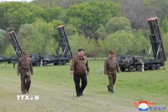 Nhà lãnh đạo Triều Tiên Kim Jong-un (giữa) chỉ đạo một cuộc tập trận phản công hạt nhân với sự tham gia của các đơn vị tên lửa đa nòng siêu lớn. (Ảnh: Yonhap/TTXVN)