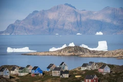 Quang cảnh thị trấn Kulusuk thuộc đảo Greenland (Đan Mạch). (Ảnh: Getty Images/TTXVN)