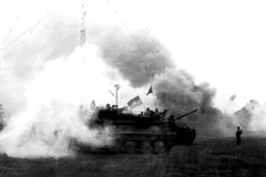 Ngày 9/4/1975, các đơn vị bộ binh và xe tăng thần tốc tiến về giải phóng Xuân Lộc, “cánh cửa thép” - căn cứ phòng thủ trọng yếu của địch bảo vệ Sài Gòn từ phía Đông Bắc. Ngày 21/4, quân địch ở Xuân Lộc tháo chạy, cửa ngõ vào Sài Gòn từ hướng Đông Bắc đã được mở. (Ảnh: Tư liệu TTXVN)