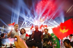 "Vang mãi khúc khải hoàn": Người dân hân hoan trong màn pháo hoa rực rỡ