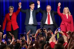 Đương kim Thủ tướng Australia Anthony Albanese (thứ hai, phải) mừng chiến thắng trong cuộc bầu cử liên bang, tại Sydney, ngày 3/5/2025. (Ảnh: Reuters/TTXVN)