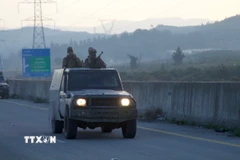 Lực lượng an ninh Syria tuần tra trên tuyến đường cao tốc Tartous-Latakia ở tỉnh Latakia. (Ảnh: THX/TTXVN)