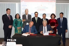 Đại diện Công ty Camco Technologies và Deep C ký kết hợp tác đầu tư vào Quảng Ninh, trong khuôn khổ diễn đàn. (Ảnh: Hương Giang/TTXVN)