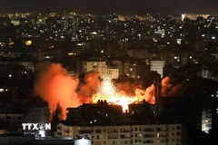 Khói lửa bốc lên sau cuộc không kích của Israel xuống ngoại ô Beirut (Liban) ngày 5/6/2025. (Ảnh: THX/TTXVN)