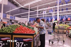 Khách hàng lựa chọn mua đồ trong cửa hàng của Walmart ở Los Angeles, California (Mỹ). (Ảnh: THX/TTXVN)