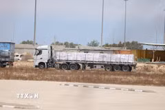 Xe tải chở hàng viện trợ tại cửa khẩu Kerem Shalom ở biên giới Israel và Dải Gaza. (Ảnh: THX/TTXVN)