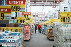 Người tiêu dùng chọn mua hàng tại cửa hàng bán sỉ ở Buenos Aires (Argentina). (Ảnh: Reuters/TTXVN)