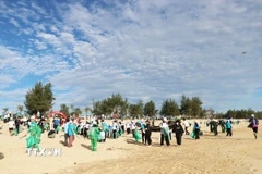 Hàng nghìn người dân tham gia sự kiện đi bộ nhặt rác Hue Plogging 2025. (Ảnh: Mai Trang/TTXVN)